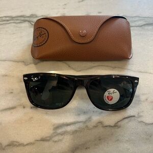New Wayfarer Ray-Ban Tortoise, Green Polarized Lens